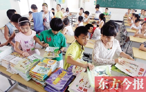 昨日，鄭州市中小學開學，鄭州市帝湖小學教室內，學生們在免費領課本