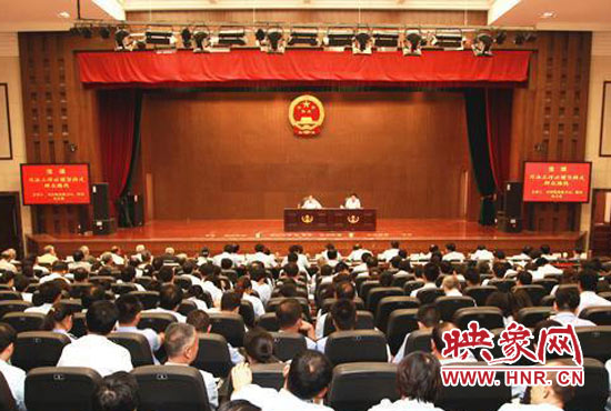 9月3日上午，河南省高級(jí)人民法院召開(kāi)機(jī)關(guān)全體黨員干部大會(huì)