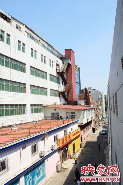 該家具賣場(chǎng)共6層樓，第7層建筑與其他樓層風(fēng)格迥然不同，有明顯后期加蓋痕跡