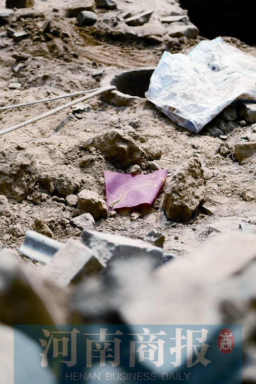 　　孩子墜井前，手里拿著國(guó)旗，邊走邊玩……