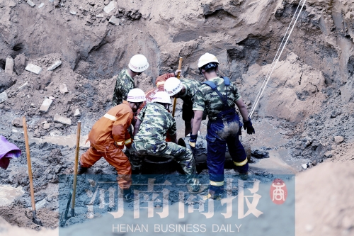 　　7個(gè)多小時(shí)的奮力救援，也沒(méi)能救回這個(gè)孩子