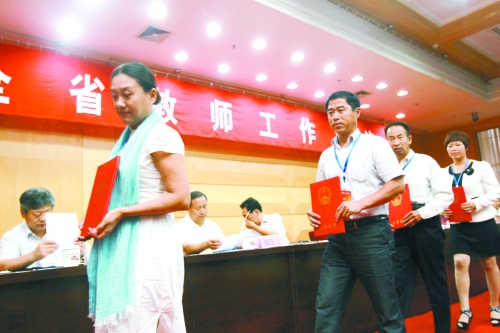 昨日，我省諸多優(yōu)秀教師獲頒“師德標(biāo)兵”、“師德先進(jìn)個(gè)人”等榮譽(yù)證書。