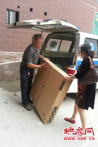 工作人員正在搬卸家具。