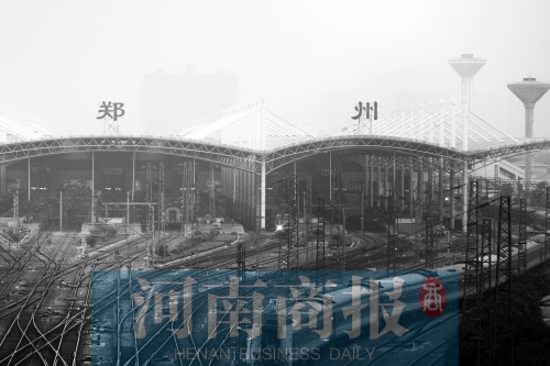 從解放路立交向南望去，火車站南側(cè)一座高樓在霧霾中若隱若現(xiàn)