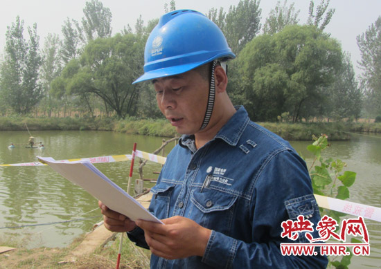 登塔之前，樊建軍在做最后的安全指示