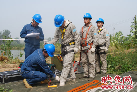 “弟兄們”每次上塔作業(yè)，樊建軍都要認真核對檢查，不容一絲失誤出現。