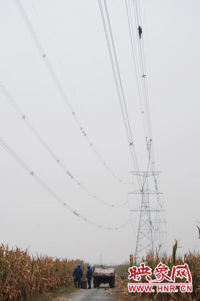 樊建軍自已笑稱，他們更像是一群“高空舞者”。