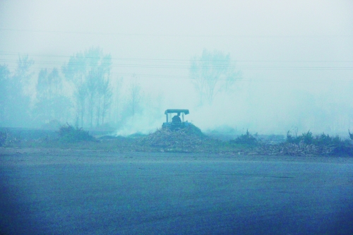 　9月底，南陽(yáng)市社旗縣一處秸稈焚燒現(xiàn)場(chǎng)。此次督察通報(bào)，該縣被罰款9萬(wàn)元。