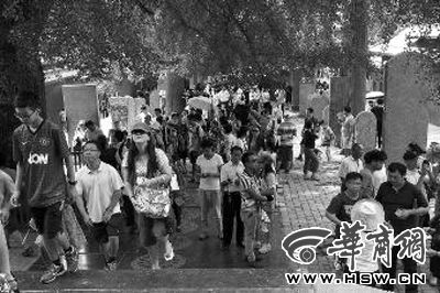 每天都有大量游客涌來(lái)，探訪他們心目中的少林