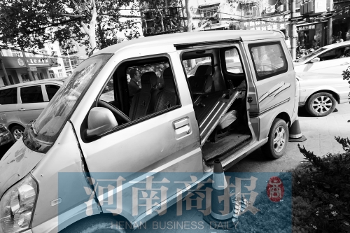 　面包車的后座上，放著被掰掉的車門