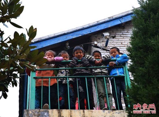 對于記者的到來，孩子們充滿了好奇