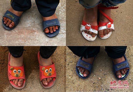 山里的溫度已經(jīng)很低了，有些孩子還是光腳穿著拖鞋。