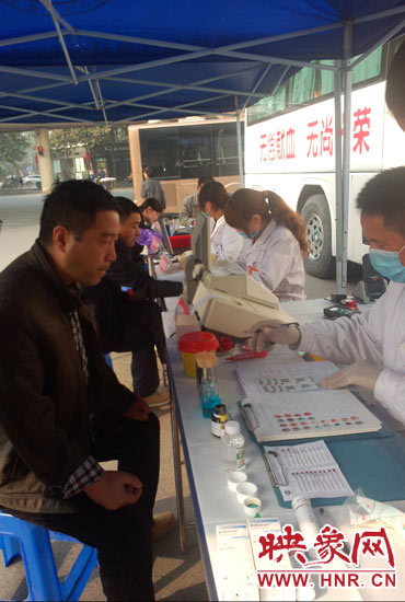 上午10時(shí)許，幾位市民在河南省人民會(huì)堂門口獻(xiàn)血