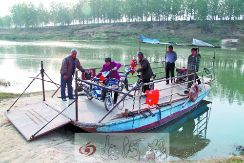 18年來，盛衛(wèi)川堅(jiān)持每日如此，為河兩岸的人擺渡。