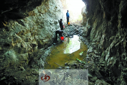 村民說以前這里的水很深，現(xiàn)在也就剩這么一點(diǎn)兒了。