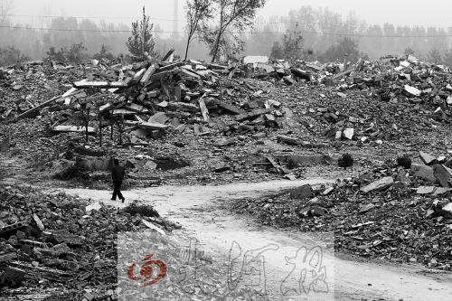 綠城街頭，海量的建筑垃圾令人觸目驚心。