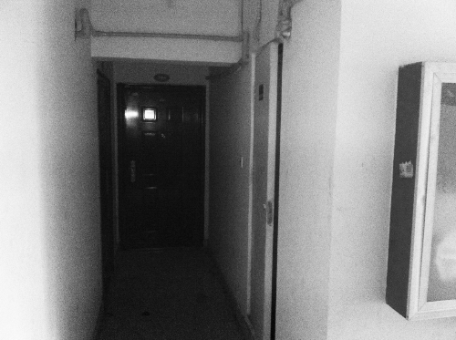 被砸網(wǎng)吧在鄭州安徐莊公館小區(qū)的一棟居民樓里，昨天，網(wǎng)吧已關門。