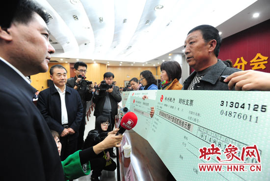 最高人民法院執(zhí)行局局長劉貴祥、河南省高級人民法院院長張立勇親手為申請執(zhí)行人員發(fā)放執(zhí)行款