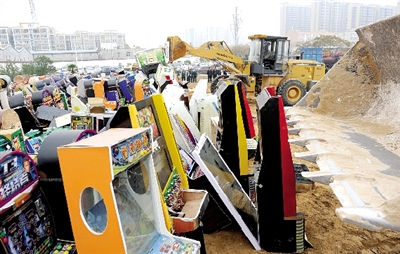 昨日16時，在鄭州市公安局治安支隊(duì)院內(nèi)，省會警方集中銷毀了“雷霆”行動中查獲的賭博機(jī)等涉賭物品