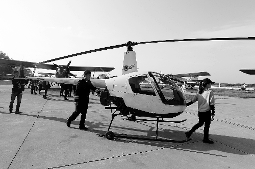 選拔賽現(xiàn)場，選手們正入場表演 記者 鄧萬里/攝