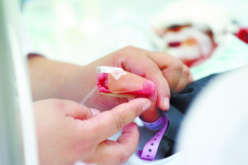 早產(chǎn)兩個(gè)月，孩子的生命之路更需要親人的陪伴。