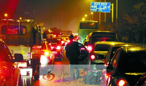 上周五晚上7點多,東風(fēng)東路車輛擁堵,一個多小時只能前行100米。