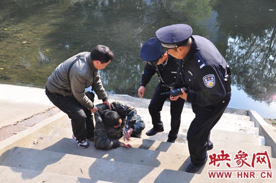 該男子滾入冰冷的金水河，嗆了幾口污水，連滾帶爬從水中出來，隨后被金水路派出所民警救上岸。