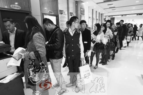 昨天,除復(fù)印材料處有新人排隊(duì)外,金水區(qū)民政局婚姻登記處大廳內(nèi)處未見新人排隊(duì)的火爆場(chǎng)景。