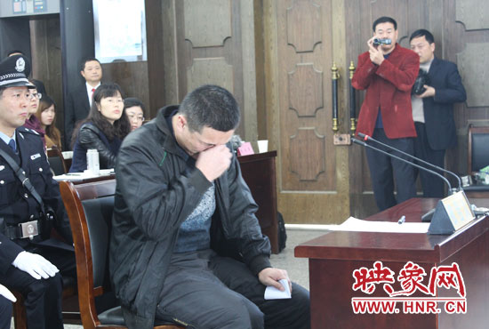 庭審現(xiàn)場(chǎng)，被告人常樹(shù)民哽咽著宣讀手中的悔恨書(shū)。