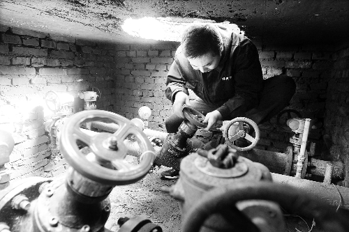 工作人員打開閥門，今冬供暖正式拉開大幕