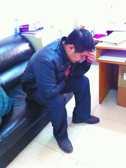 車長(zhǎng)在停車場(chǎng)辦公室捂著胸口