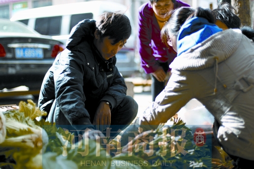 附近的市民得知了他的遭遇，紛紛前來(lái)買(mǎi)菜