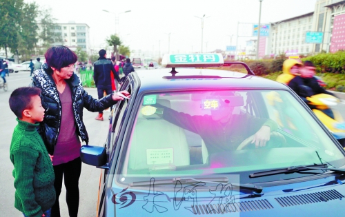 看見有帶小孩的乘客，王師傅都會遞上字條，提醒乘客。