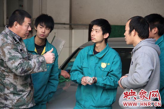 楊冠軍（左）在和兄弟們交流時，多數(shù)都是用手語