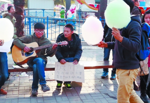 彈唱時,隊友送來了靠講笑話賺的棉花糖。