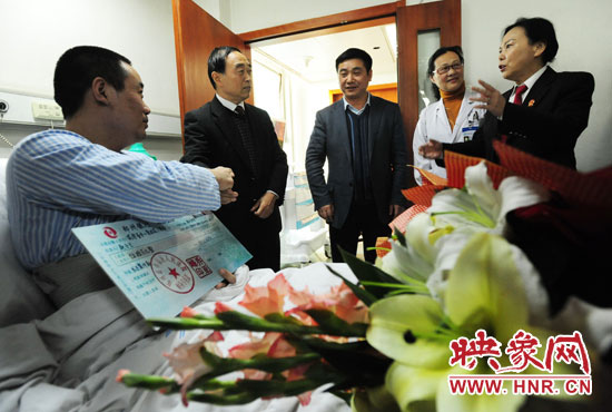 鄭州中院院長王新生親手將第一批賠償款50萬元交到郝發(fā)財(cái)手中