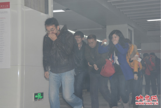 演習中，地鐵乘客從地鐵車廂中跑出。