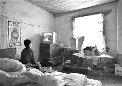 11月21日，武文英小兒子中午放學(xué)回家坐在床上看電視，母親進(jìn)看守所之后，小兒子變得沉默寡言。