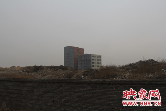 一墻之隔，但內(nèi)外環(huán)境卻截然不同