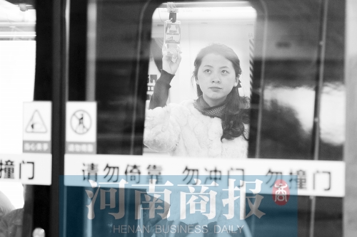 首個(gè)上班高峰，地鐵乘客以年輕的上班族為主