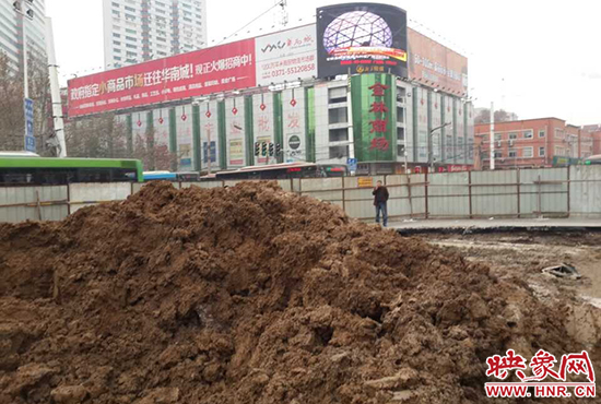 “鄭州地鐵站附近路面塌陷”實(shí)為大貨車(chē)壓塌透水路面