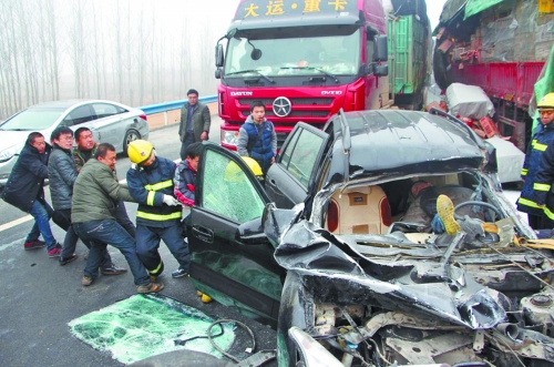 現(xiàn)場慘不忍睹，眾人合力施救。