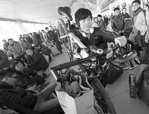 由于媽媽生病，盧文成只得中途放棄騎行改乘火車(chē)趕回老家。