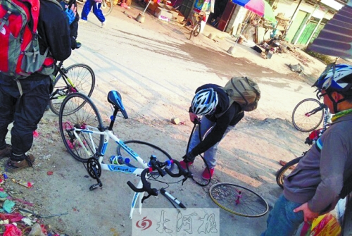 運(yùn)氣不好，十分鐘被扎了兩次胎，只能自己修車(chē)。