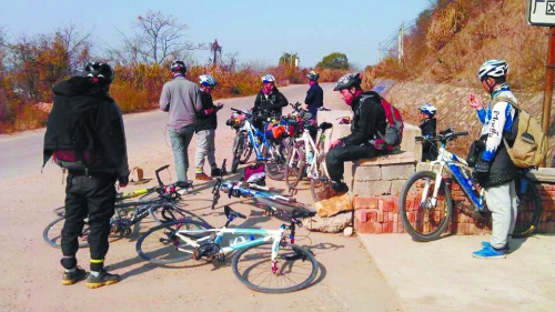 1月21日，他們路過湖南中路鋪鎮(zhèn)，在路邊短暫休息。
