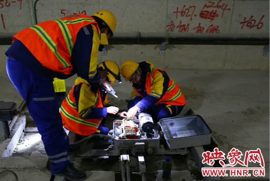 鄭州地鐵設(shè)備部各工種的同事們每晚在夜深人靜時(shí)的隧道里堅(jiān)守著自己的崗位。