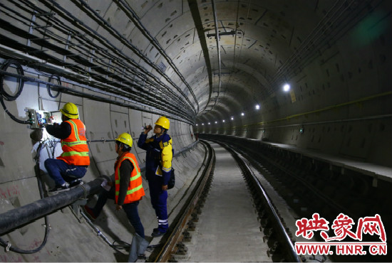 設(shè)施設(shè)備部通號(hào)室信號(hào)專業(yè)工程師正帶領(lǐng)著同事們進(jìn)行軌道信號(hào)轉(zhuǎn)轍機(jī)零件更換。