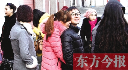 在鄭州市二七區(qū)婚姻登記處，新人們在門外排長隊