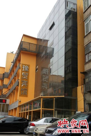 該酒店為加蓋樓層統(tǒng)一安裝上黑色玻璃，從前面看不出加蓋的痕跡