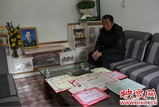 救火英雄鄭春光的父親和兒子獲得榮譽證書。